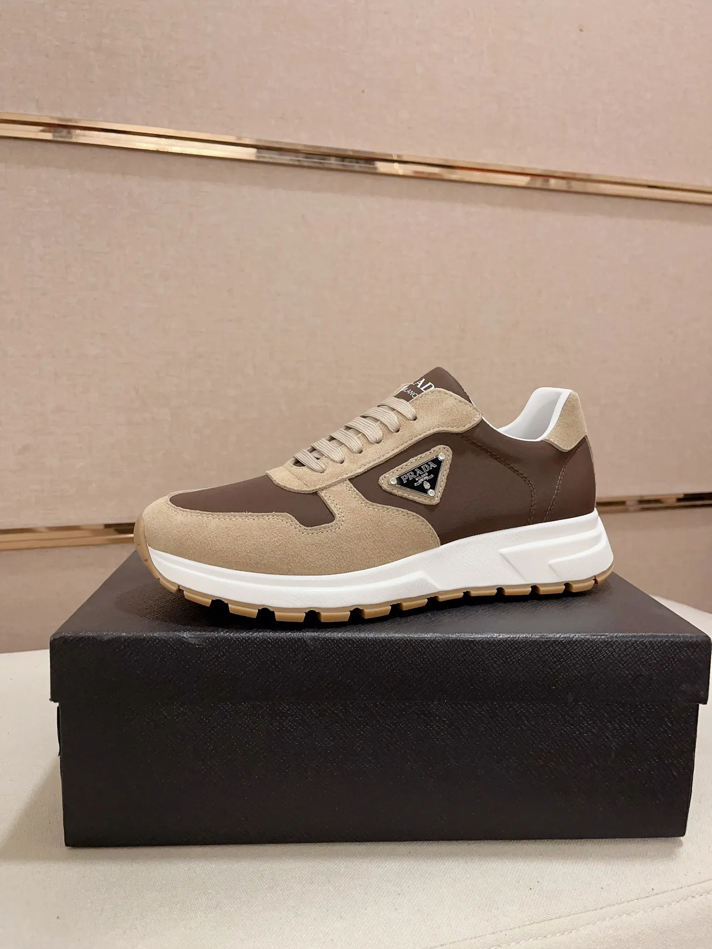 Men's shoes💰 540💰 ✔️✔️✔️Higher version High-quality new PRADA (Prada) counters are launched simultaneously. The new men's shoes and 😘fabric are made of selected first-layer cowhide ➕ breathable fabric technology. Lining: Full cowhide lining. 👍🏿 High-end ☄️ air-cushion molded anti-slip rubber outsole, exquisite lines, simple and elegant, comfortable and high-end for leisure travel. Code number: 38 to 44 (45 can be customized)